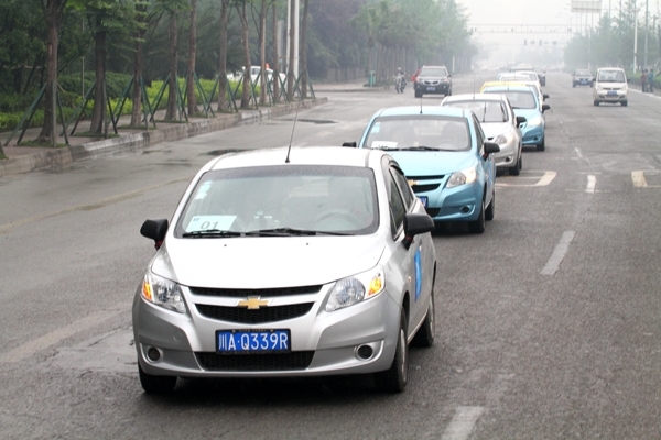 【巴渝车网报道】4月28日,2012年通用汽车中国省油达人挑战赛在成都正式启动。作为本次活动的首站,成都站比赛中由10名新赛欧车主组成的省油达人车队,一起从成都市区出发,奔赴平乐古镇。最终,冠军选手以百公里平均油耗5L的优异成绩创造了又一个省油佳绩。通过本次比赛,通用汽车不仅令消费者切实感受到旗下产品在油耗方面的优异表现,同时也很好地诠释了其一直秉承环保理念生产车辆,致力于将最好的产品和技术引进中国的承诺。 与往届比赛相同,本年度通用汽车中国省油达人挑战赛在多城市轮流举办,每一站都将指定一款通用汽车旗下